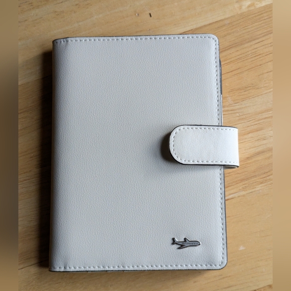 BAPHITY Passport Holder Gen...Card Upgraded Ivory New - Picture 1 of 9